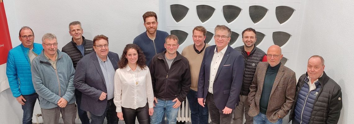[Vertreterversammlung der Schutzgemeinschaft Nahe - Bildunterschrift: v.l.n.r. stellv. Vorsitzender Stefan Theis, Horst Bretscher, Frank Schönleber,  Dr. Thomas Höfer, Viktoria Peitz, Henning Mathern, Frank Seckler, Ulrich Lorenz, Vorsitzender Rainer Klöckner, Jakob Schneider, stellv. Vorsitzender Steffen J. Montigny und Dirk Friesenhahn]